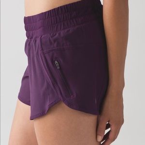 Lululemon Tracker Short V 4” - dark magenta